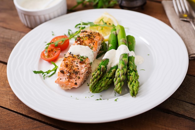 Gebackener Lachs, garniert mit Spargel und Tomaten mit Kräutern