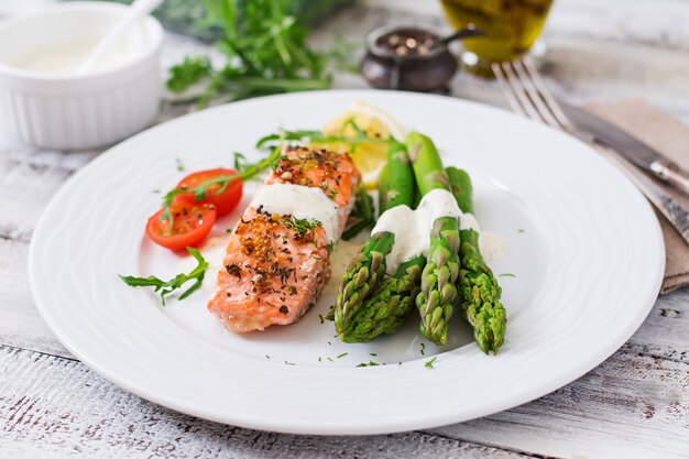 Gebackener Lachs, garniert mit Spargel und Tomaten mit Kräutern