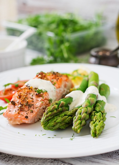 Gebackener Lachs, garniert mit Spargel und Tomaten mit Kräutern