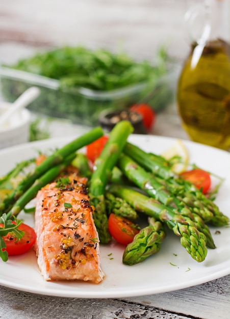 Gebackener Lachs, garniert mit Spargel und Tomaten mit Kräutern