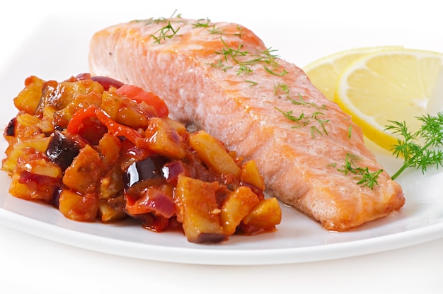 Gebackener Lachs mit Gemüseratatouille