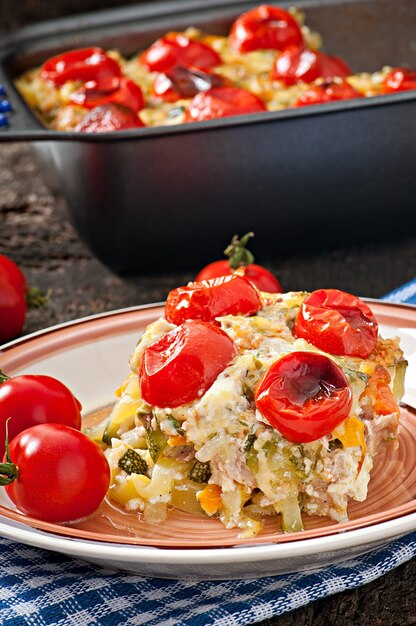 Gebackener Pudding aus einer jungen Zucchini, Karotten, Zwiebeln und Käse und Milch mit Hühnergeschmack