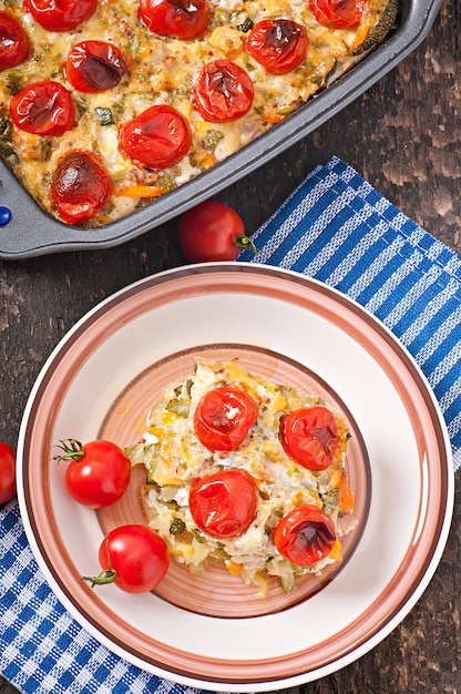 Gebackener pudding aus einer jungen zucchini, karotten, zwiebeln und käse und milch mit hühnergeschmack