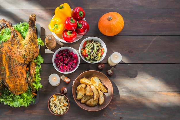 Kostenloses Foto gebackener truthahn mit schüsseln mit essen