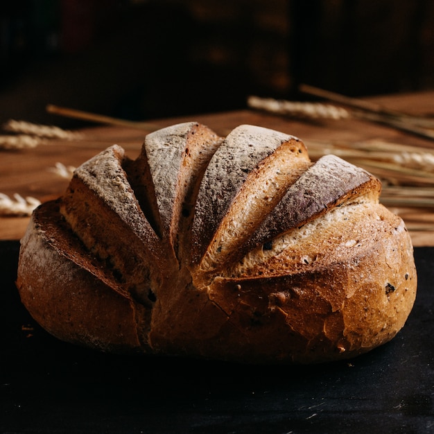 gebackenes Brot braun ganz auf schwarzem Taschentuch und braun