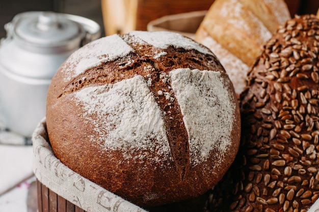 gebackenes Brot braun und schwarz mit Mehl ganz lecker im Korb