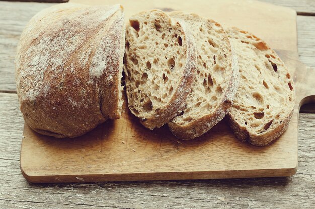 Gebackenes Brot in einem Tisch