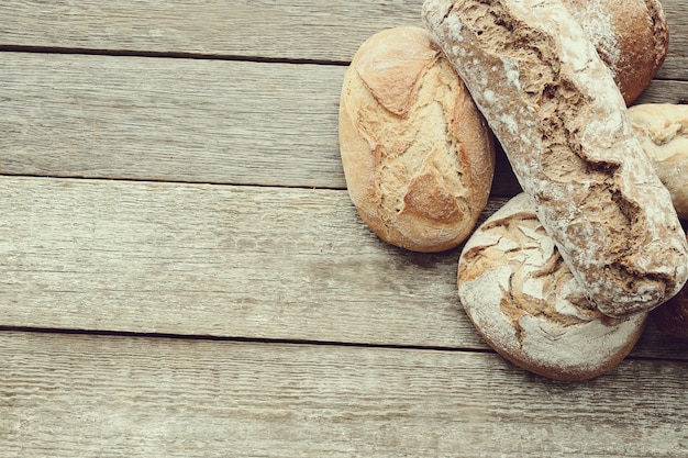 Gebackenes Brot in einem Tisch