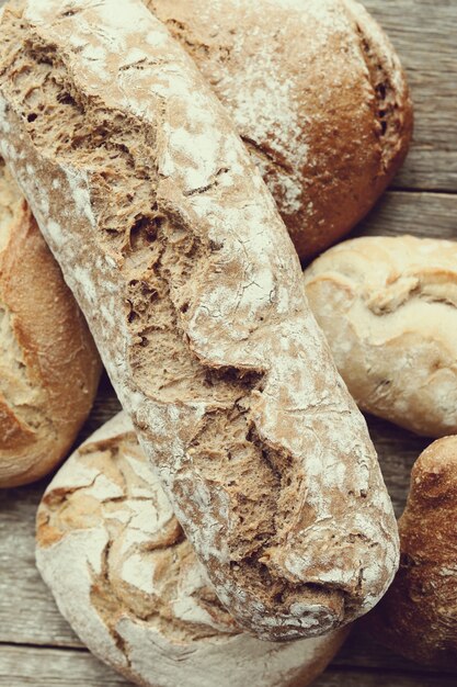 Gebackenes Brot in einem Tisch