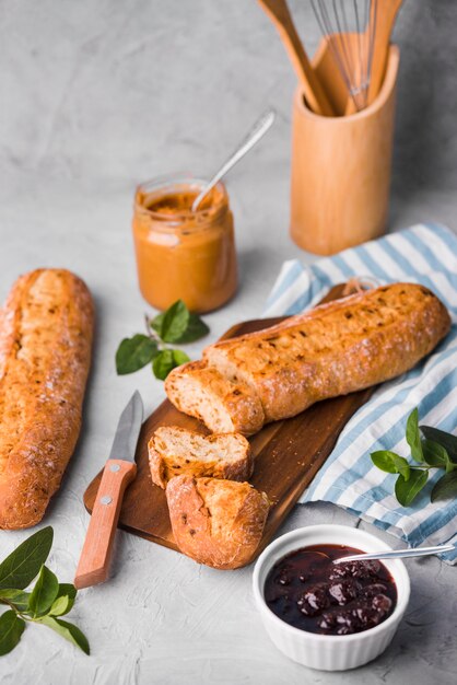 Gebackenes Brot mit Erdnussbutter und Marmelade