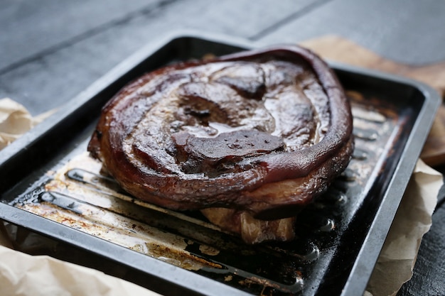 Gebackenes Fleisch auf Backblech