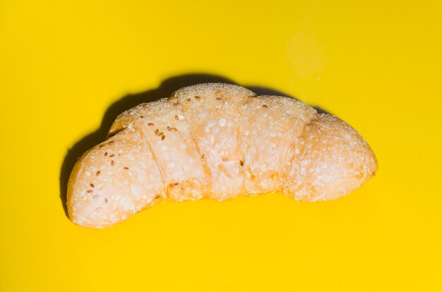 Gebackenes Hörnchen mit Farbhintergrund