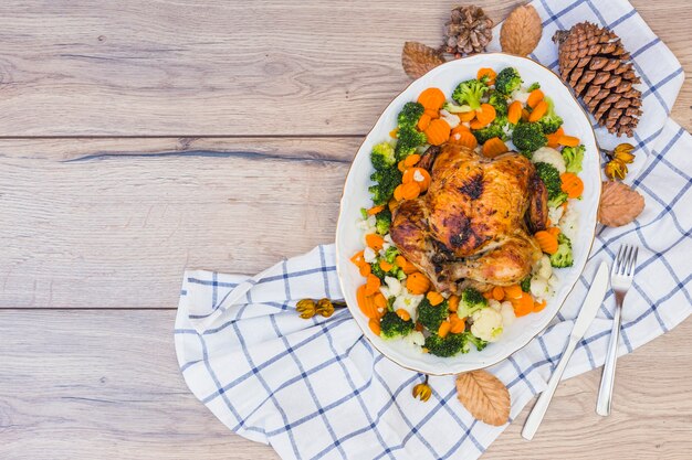 Gebackenes Huhn mit Gemüse auf Platte