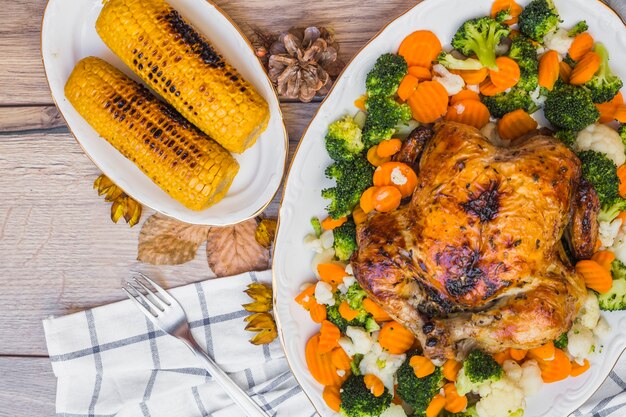 Gebackenes Huhn mit Körnern auf Tabelle