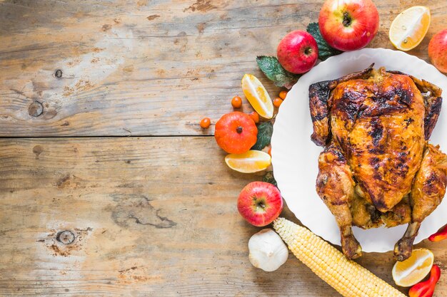 Gebackenes Huhn zwischen verschiedenen Gemüsen