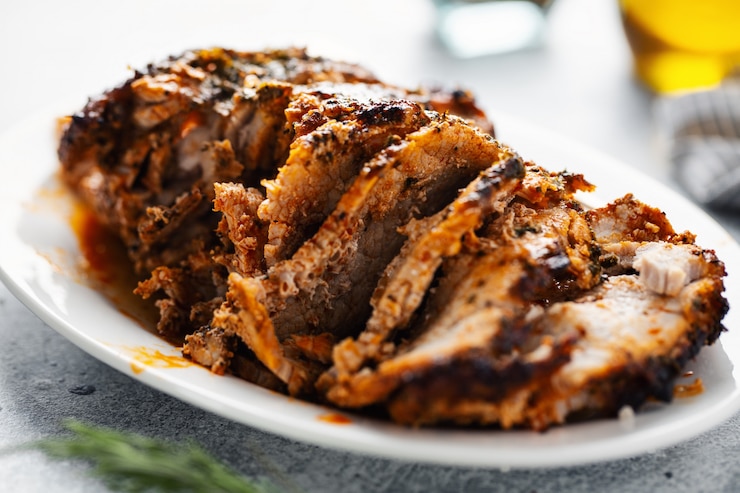 Kostenlose Foto gebackenes schweinefleisch mit gewürzen und kräutern