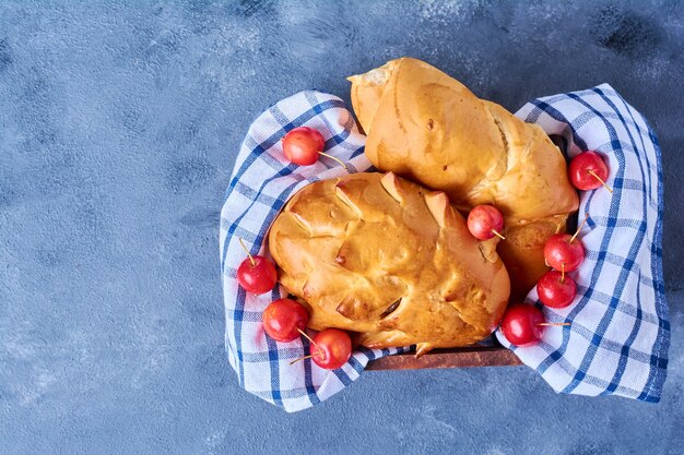 Gebäck Brötchen auf einem karierten Handtuch auf blau