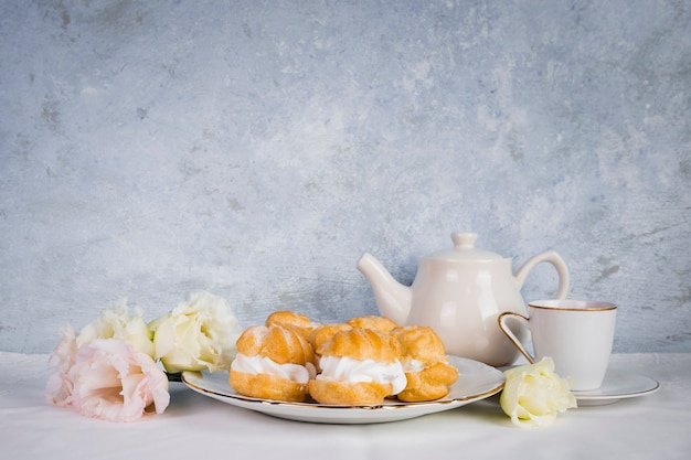 Kostenloses Foto gebäck und blumen im kopienraum