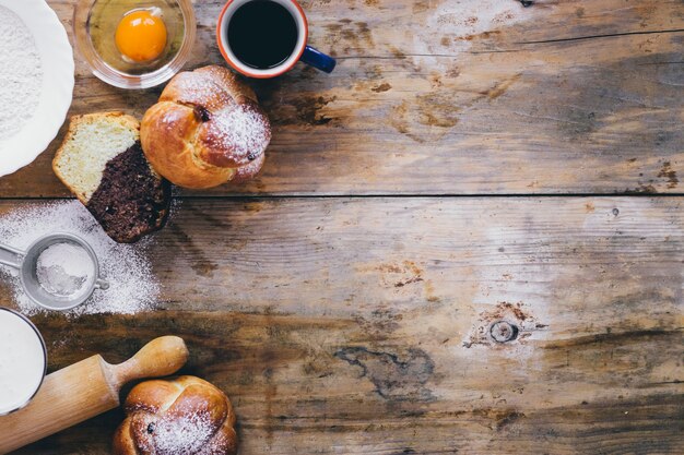 Gebäck und Kaffee auf hölzerner Tischplatte