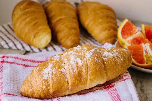 Gebäck und Orange für Essen