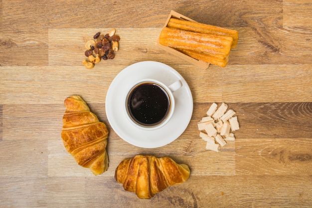 Gebäck und Rosinen um Kaffee