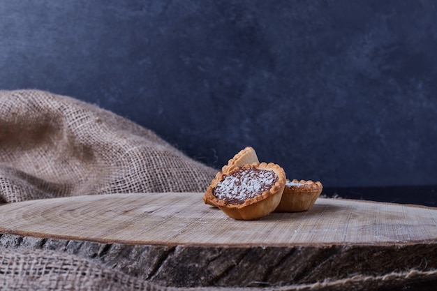 Gebäckbrötchen auf einem holzbrett.