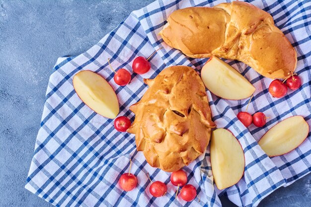 Gebäckbrötchen auf einem karierten Handtuch.