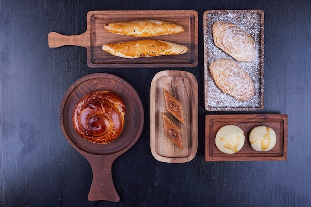 Gebäcksorten auf holzplatten, draufsicht