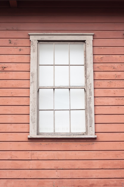 Gebäude mit brauner Wand und Fensterfront