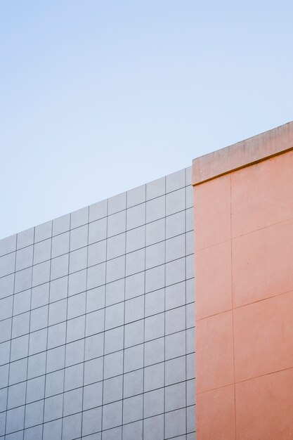 Gebäudewand mit Himmel