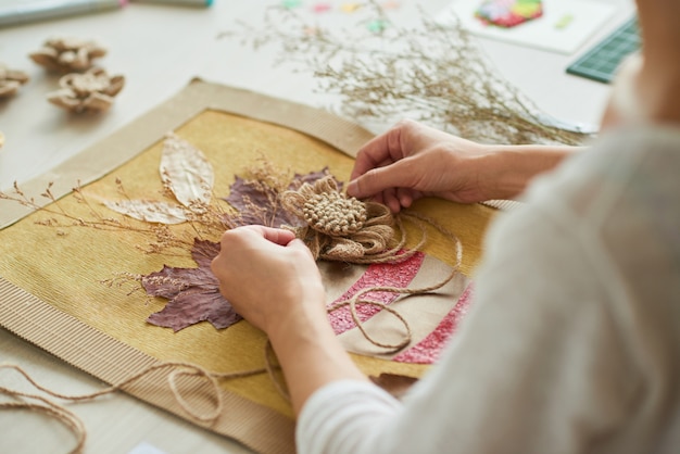 Kostenloses Foto geben letzten schliff auf kunstwerken