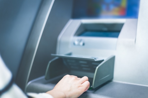 Geben Sie im Bank-ATM-Betrieb das Passwort ein