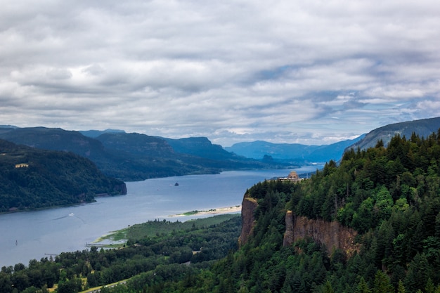 Gebirgslandschaft am bewölkten Tag