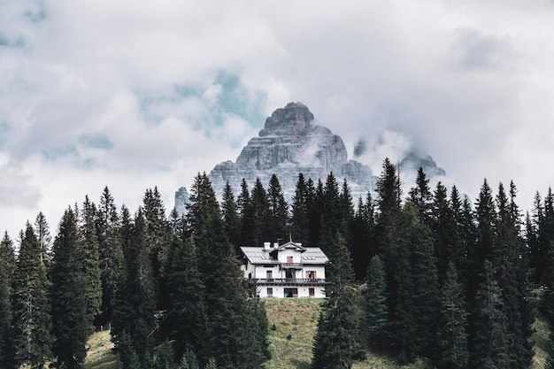 Gebirgslandschaft im Drei-Gipfel-Naturpark in Italien