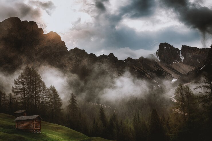 Gebirgslandschaft mit Nebel