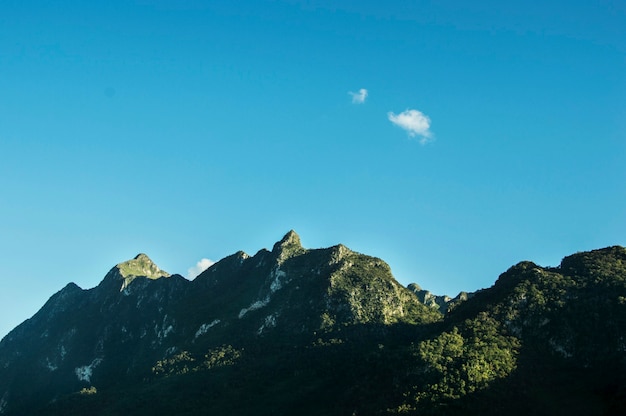 Gebirgsnatur-grüner blauer Himmel