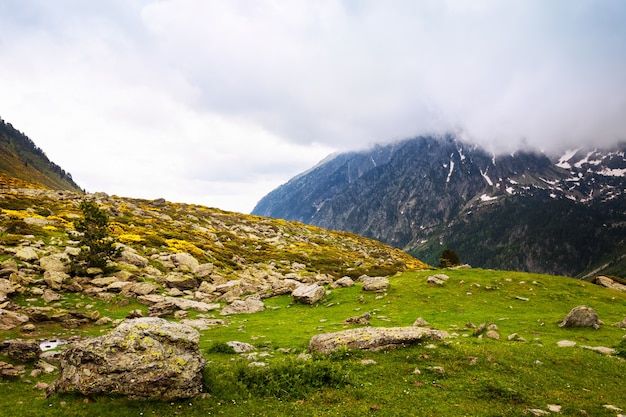 Kostenloses Foto gebirgspass am bewölkten tag