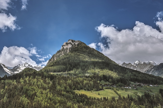 Gebirgszug mit blauem Himmel