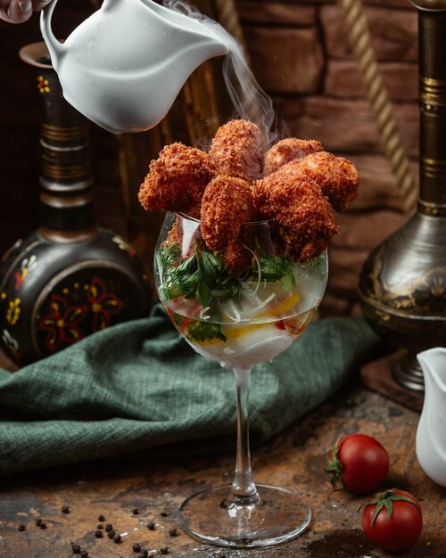 Gebratene Bauern im Glas mit Kräutern und Tomaten.