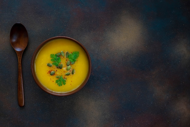 Kostenloses Foto gebratene butternusskürbiscremesuppe mit kürbiskernen