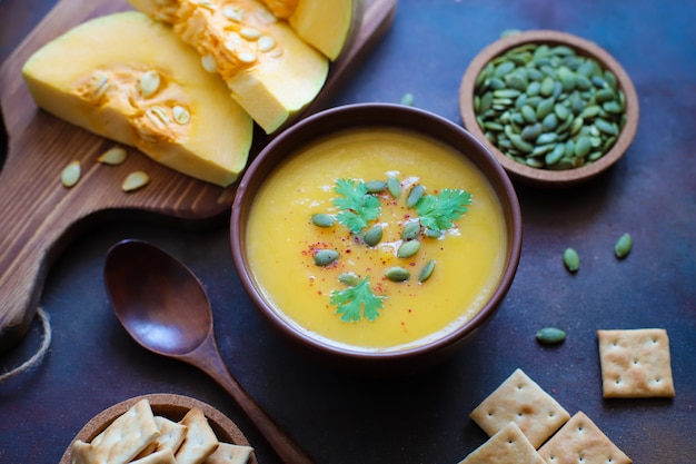 Gebratene Butternusskürbiscremesuppe mit Kürbiskernen