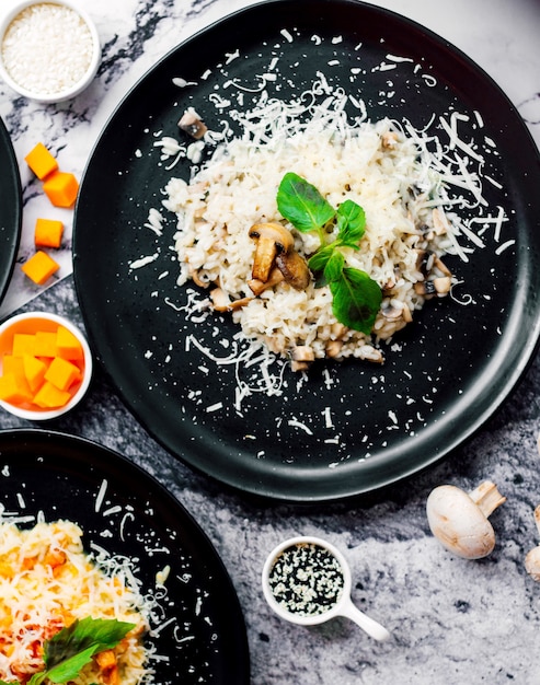 Kostenloses Foto gebratene champignons mit gehacktem käse