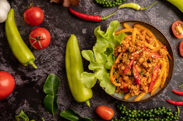 Gebratene Curry-Paste mit Bambussprossen und gehacktem Schweinefleisch umrühren