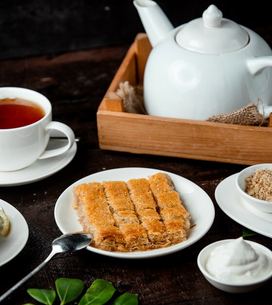 Gebratene Fadennudeln mit türkischem Dessert, Sirup und Nüssen