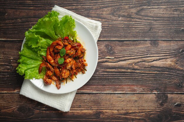 Gebratene Garnelen mit Chilipaste umrühren