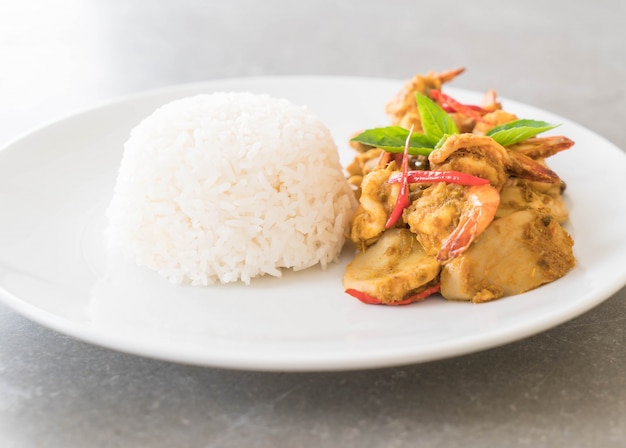 Gebratene Garnelen und grünes Curry rühren