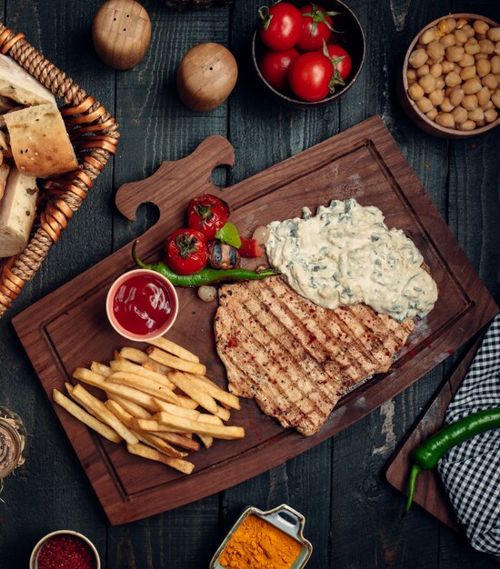 Gebratene Hähnchenbrust und Pommes Frites Draufsicht