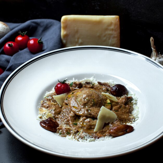 Gebratene hähnchenbrust unter soße mit parmesan