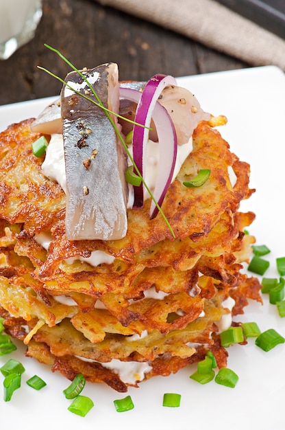 Gebratene Kartoffelpuffer mit Hering