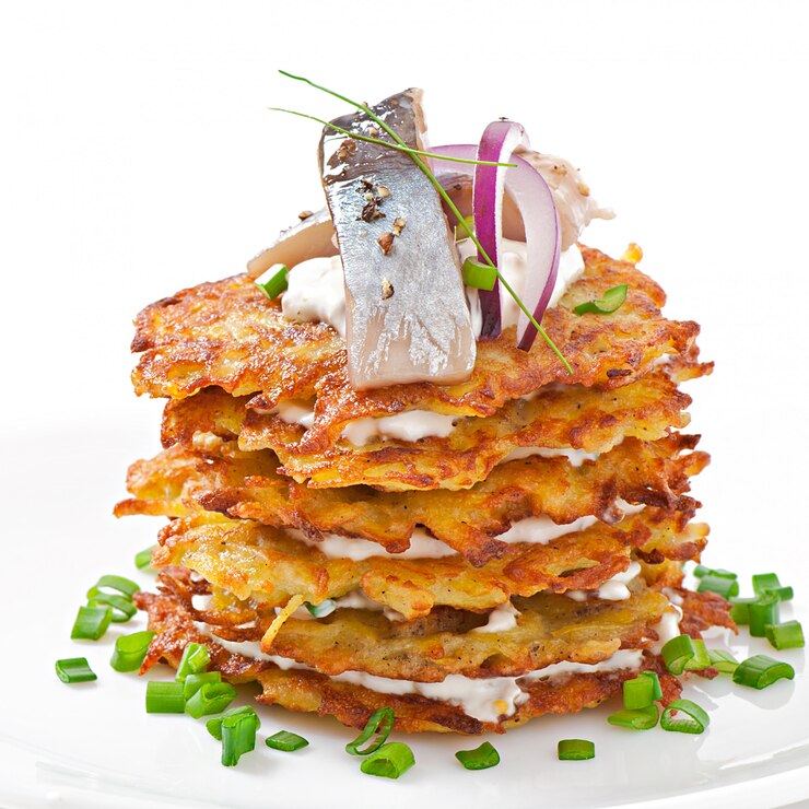 Kostenlose Foto gebratene kartoffelpuffer mit hering